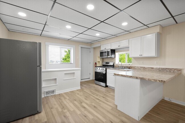 Building Photo - Gorgeous 2 bedroom in Pittsburgh available July 15!