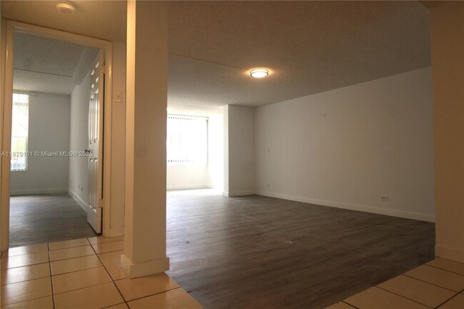 Building Photo - 3750 Inverrary Dr