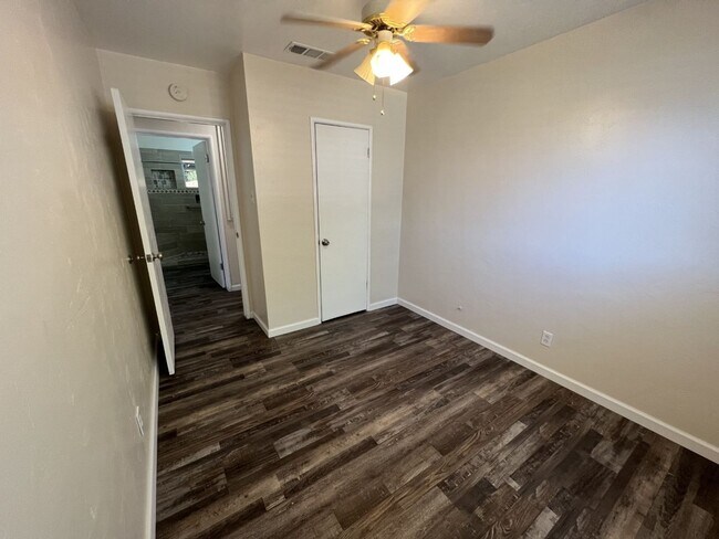 Building Photo - Charming 2 Bed/1 Bath Home in Lamont w/ RBP & $0 Deposit Option