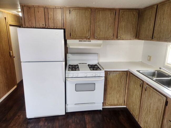 Building Photo - MOVE IN SPECIAL $200 Off August and Sept r...