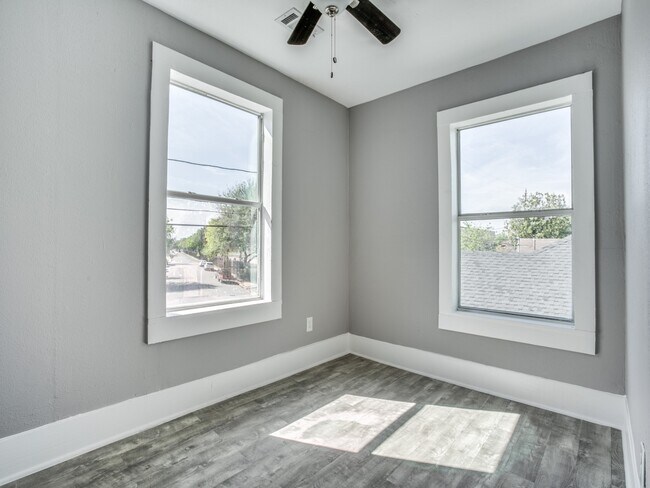 Building Photo - 810 Maltby St