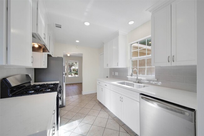 Building Photo - 5303 Bay Pines Dr