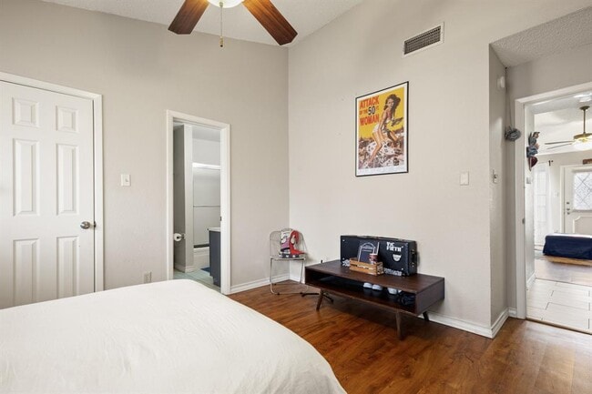 Building Photo - 806 W 24th St