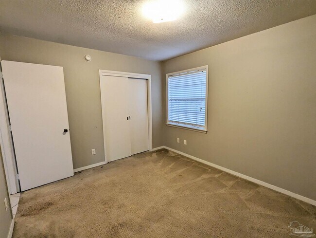 Building Photo - 5185 Hilltop Dr