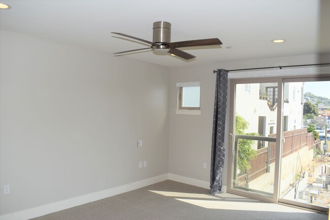 Building Photo - 2 bedroom 2.5 bath Townhome, walking dista...