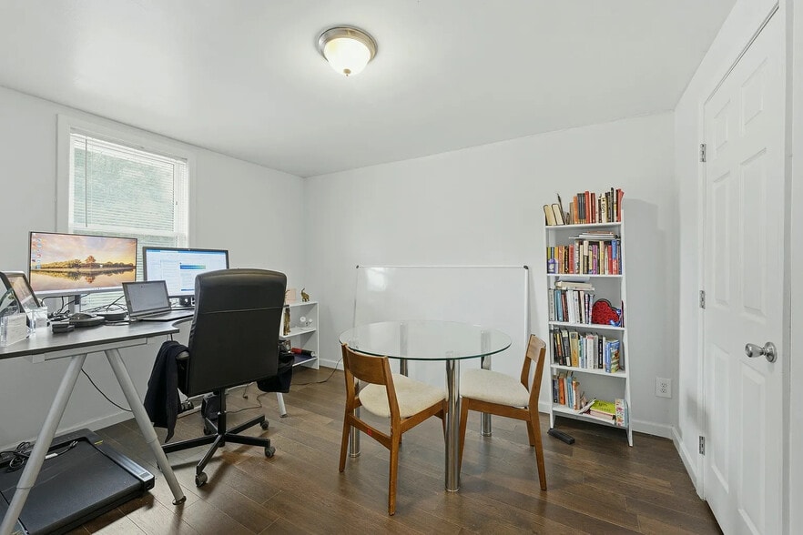Building Photo - Room in House on Rollingwood Ct SE
