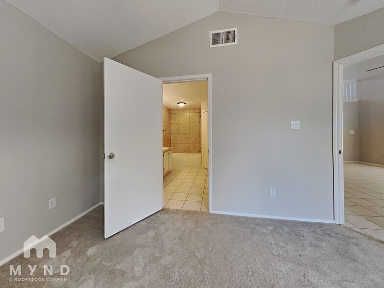 Building Photo - 10826 Riana Dr