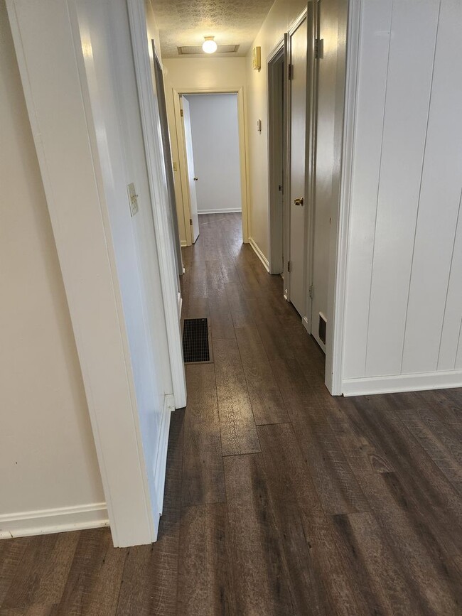 Building Photo - 3 Bedroom 2 Bath Home