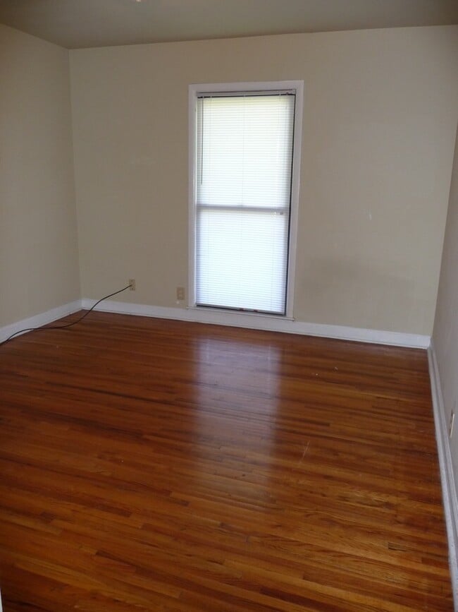 Building Photo - 246 White Bridge Rd