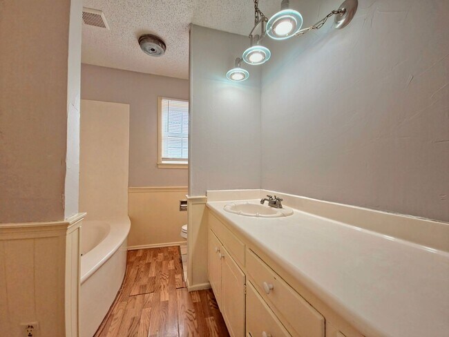 Building Photo - 4 Bedroom Home Near LCU with HUGE Bonus Room