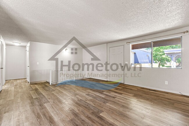 Building Photo - Large 4 Bedroom 2 Bathroom Home with Off S...