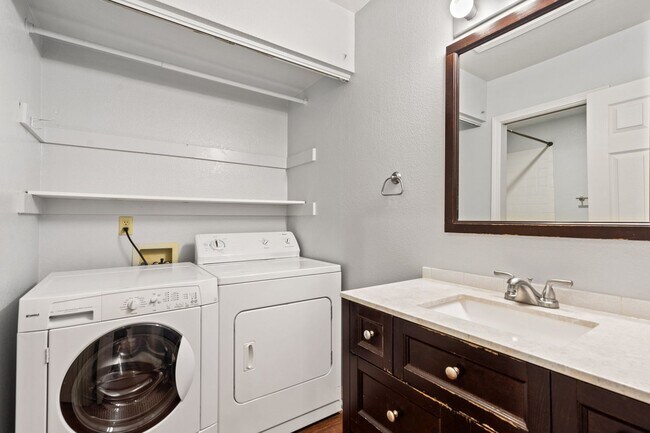 Building Photo - Updated 3-Bedroom Townhome in Ideal Location