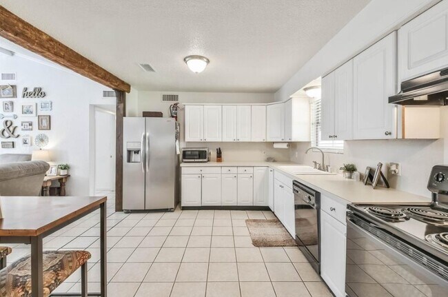 Building Photo - 606 Pine Bough Ln