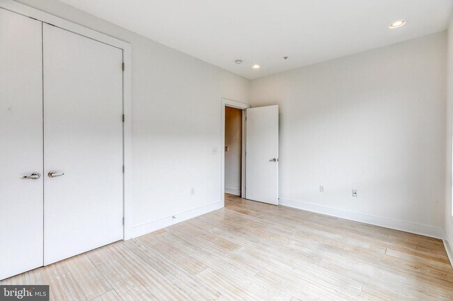 Building Photo - Northern Liberties Townhome with Parking