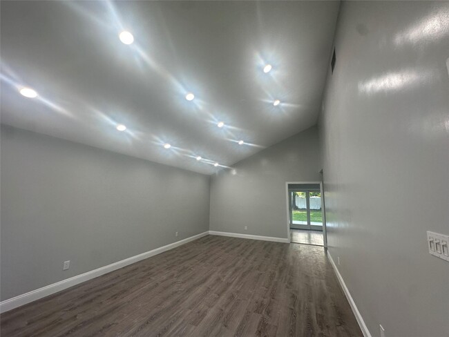 Building Photo - 145 Sequoia Dr