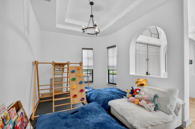 Building Photo - 10337 Trianon Pl