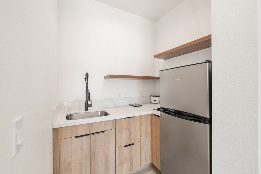 Building Photo - 44429 Avenida Hanna