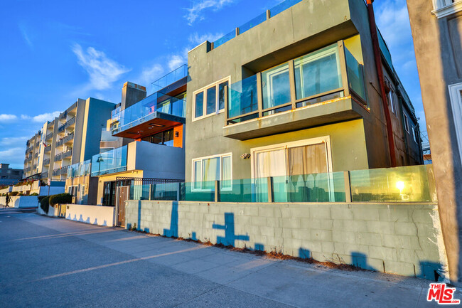 Building Photo - 2207 Ocean Front Walk