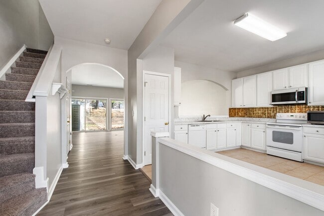 Building Photo - Beautiful End-Unit Townhome in Sought-After Breckenridge!