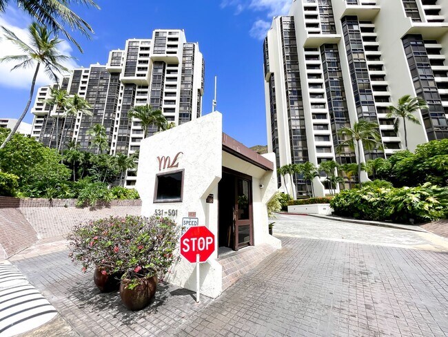 Building Photo - Panoramic Views from Hawaii Kai Condo