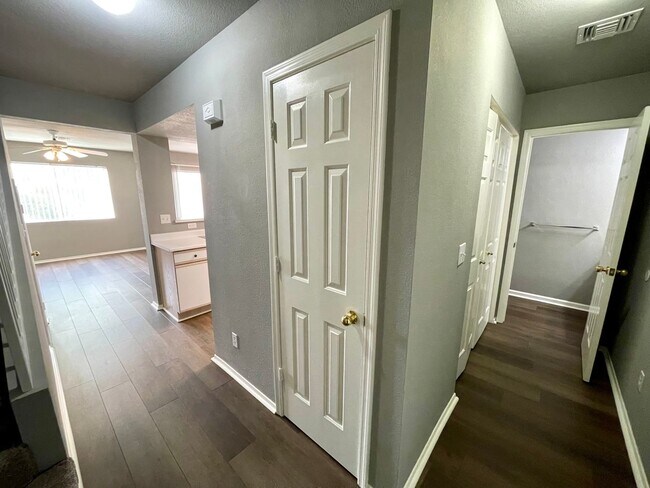 Building Photo - Nice 3 bedroom, 2.5 bathroom home in quiet neighborhood