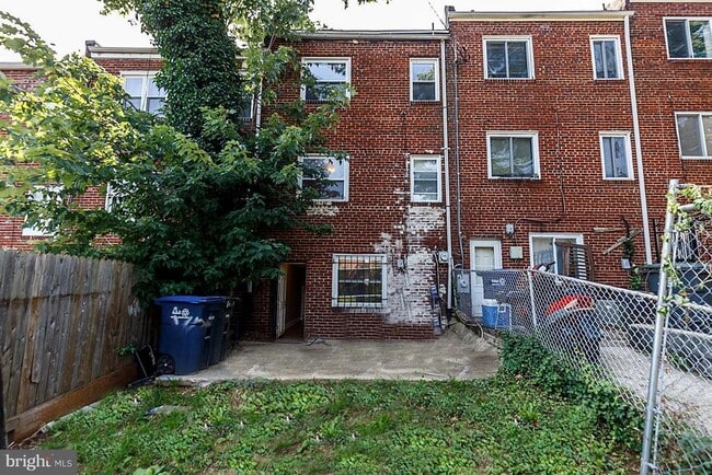 Building Photo - 2319 Chester St SE