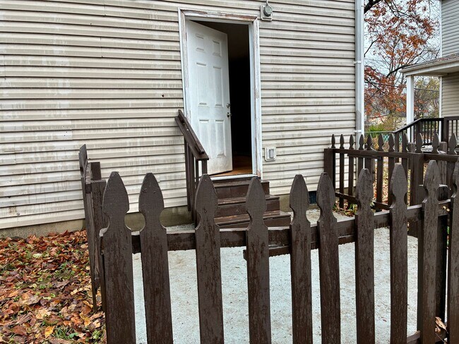 Building Photo - 2820-2824 Divinity