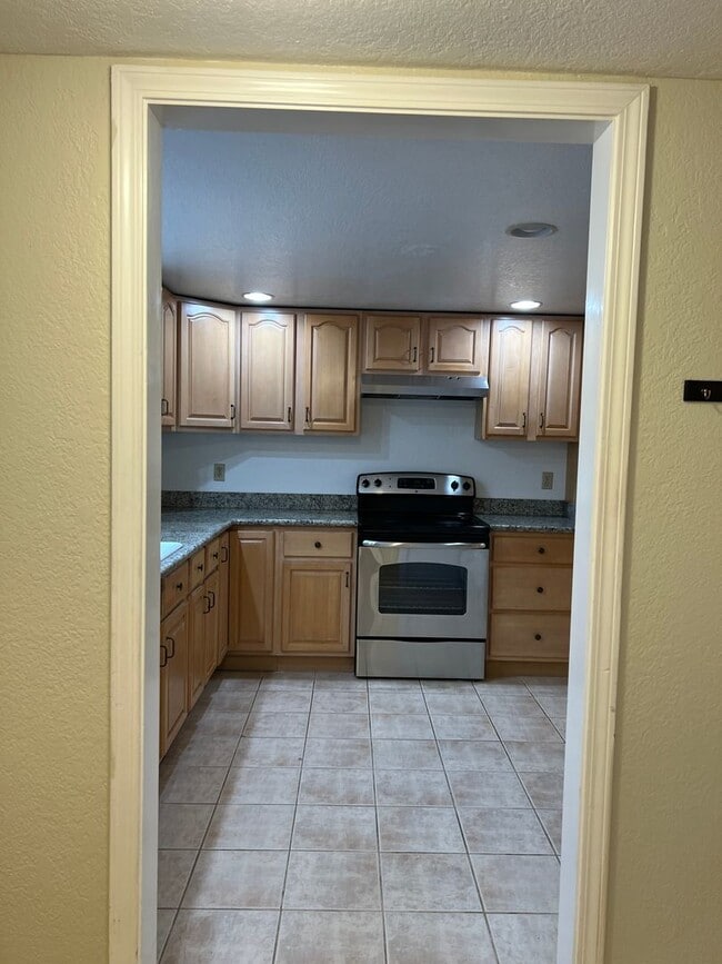 Building Photo - Available now! South Davis Townhome On Ver...