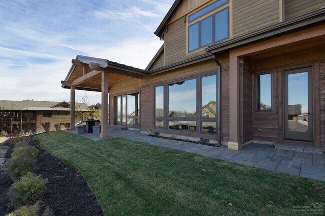 Building Photo - Beautiful custom Tripleknot townhome in Te...