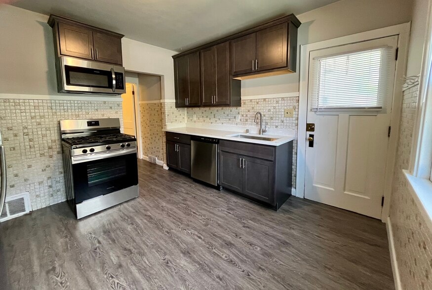 Kitchen - 2477-2479 N Dousman St