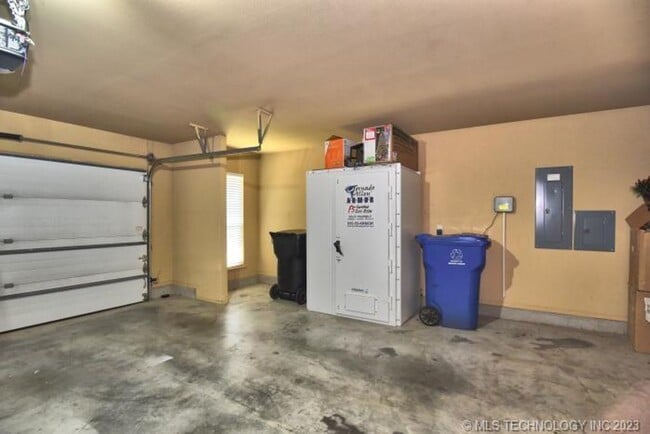 Building Photo - Room for the whole family in this 5 bedroom, 3-1/2 bath Executive Rental on corner lot in Millice...