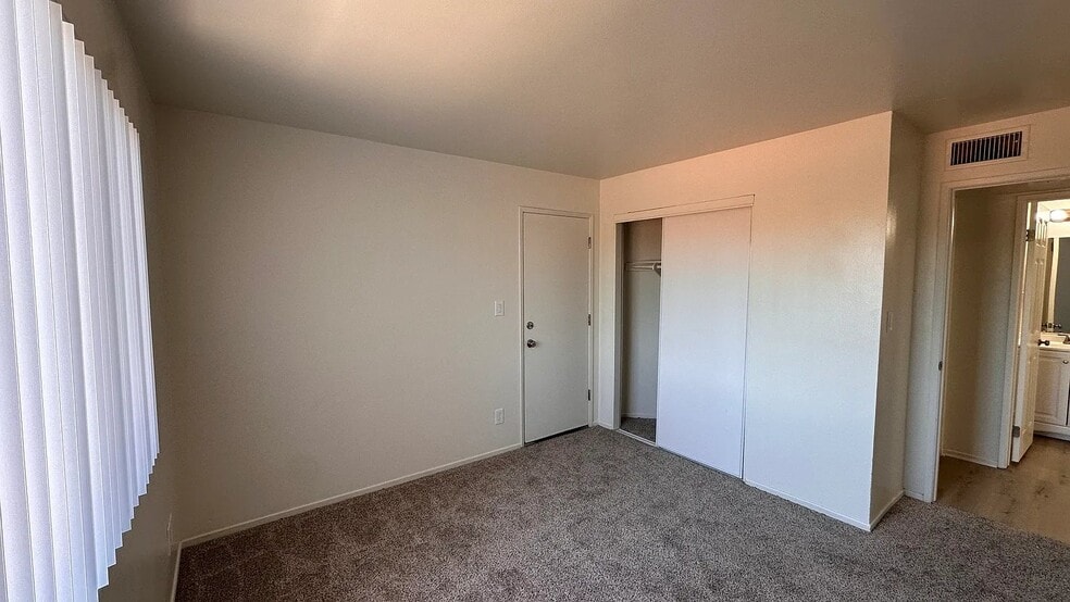Building Photo - 1675 W Pampas Ln