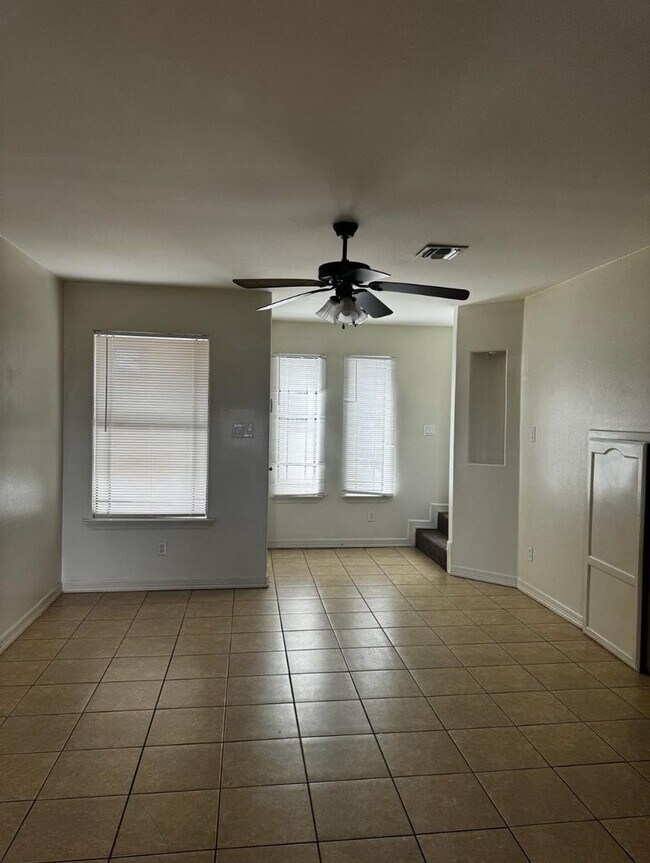 Building Photo - 1208 W Fig Ave