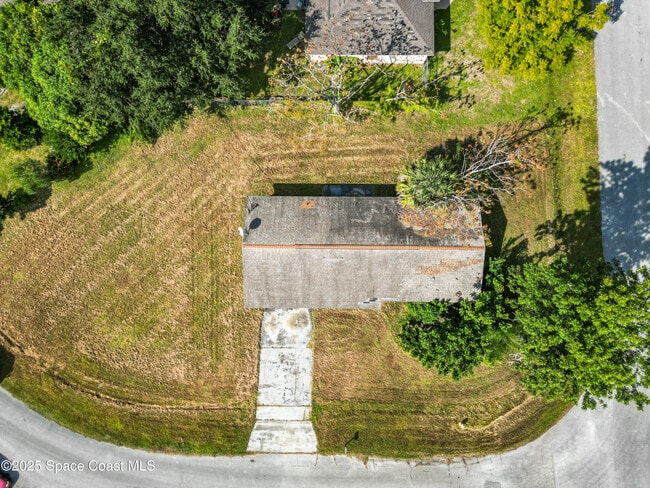 Building Photo - 697 Castaways St NE