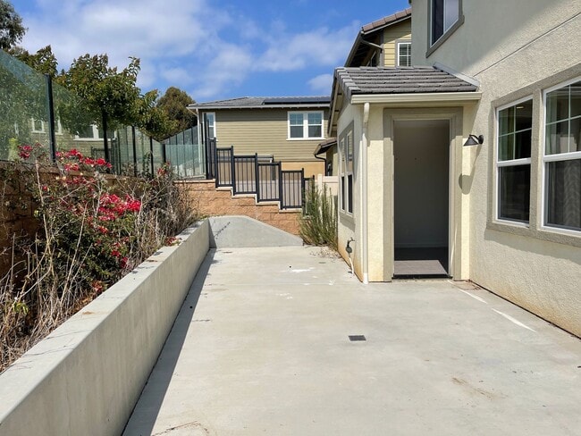 Building Photo - Large 5 Bed / 3 Bath Standalone unit in Lo...