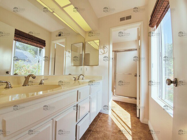 Building Photo - 3 Bedroom, 2.5 Bathroom in Rancho Del Oro!