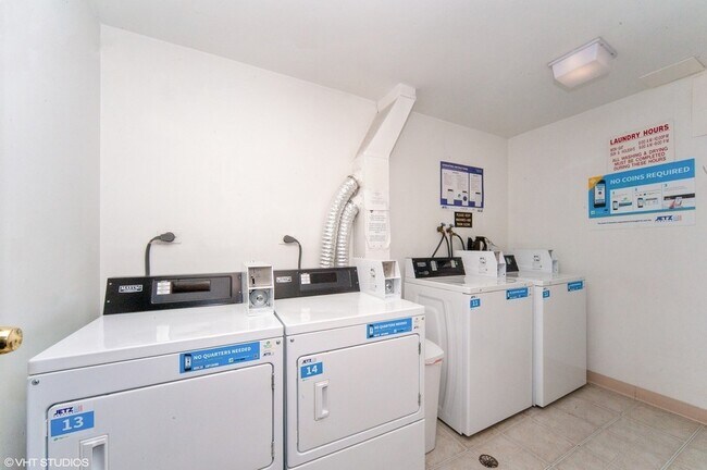 Building Photo - 960 S River Rd