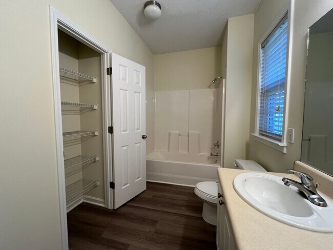 Building Photo - Spacious 2/2 Apartment Ready For Move In Now!