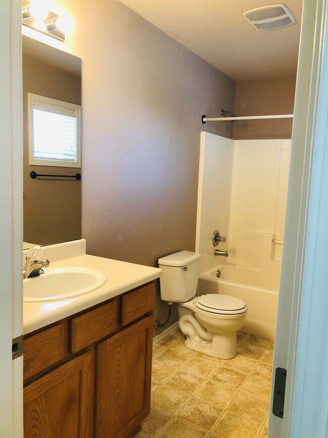 Building Photo - Lovely DuPont home, 3 beds, 2.5 baths