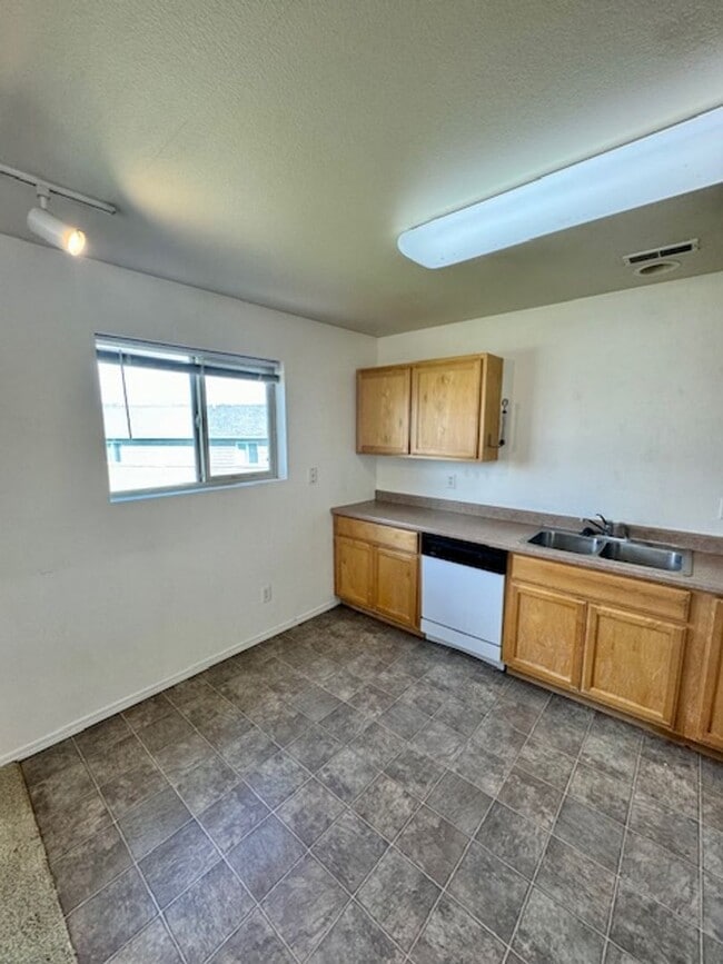 Building Photo - 2 Bedroom 1 Bathroom Unit in 8 Plex
