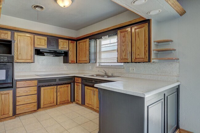 Building Photo - Nice 4 Bed 1.5 Baths Located near Tinker Diagonal