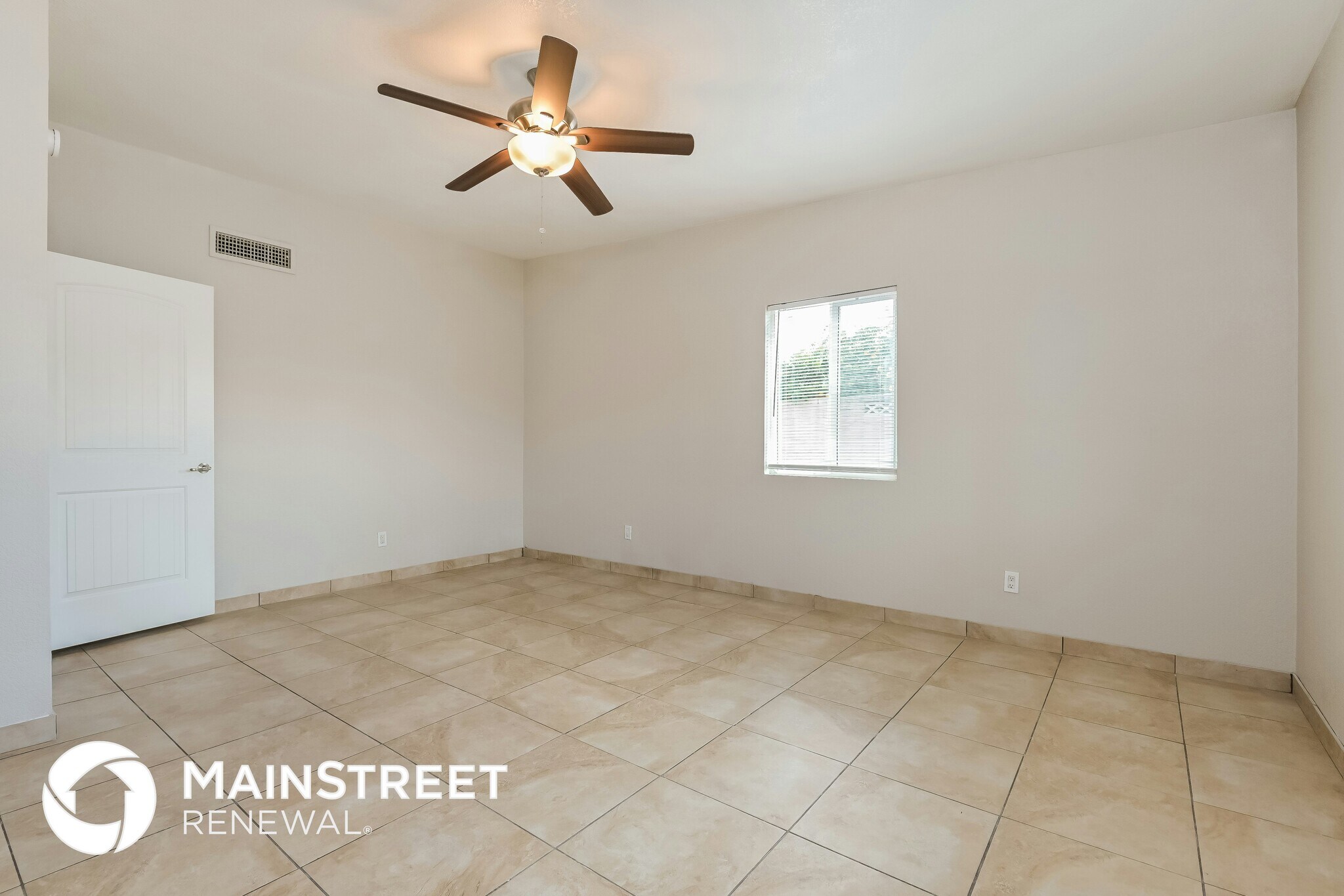Building Photo - 3126 S Naco Vista