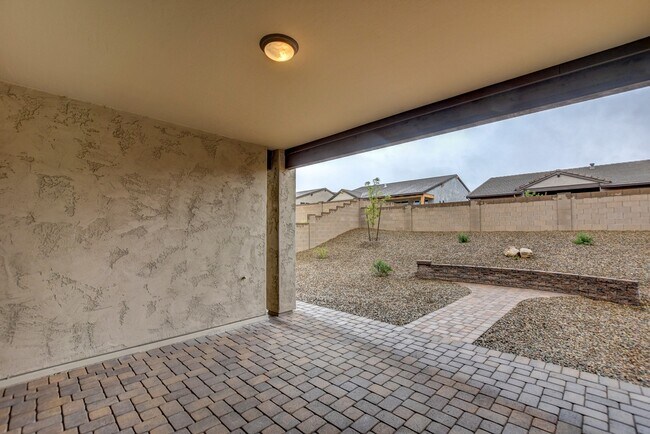 Building Photo - Beautiful custom home in The Dells!