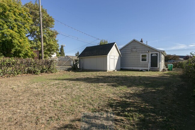Building Photo - Charming 2 Bedroom Home Available in Woodstock Neighborhood!