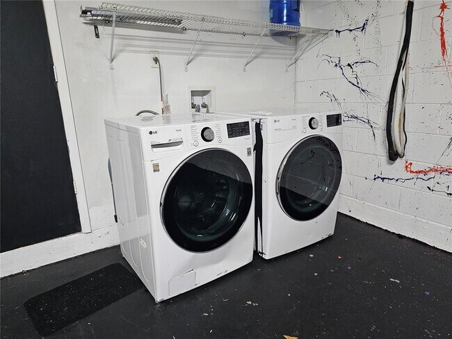 Building Photo - 1060 Dees Dr