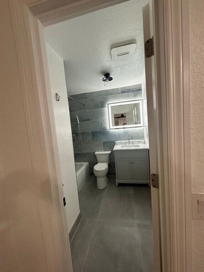 Building Photo - 4 Bedroom 3 Bathroom in Winter Haven