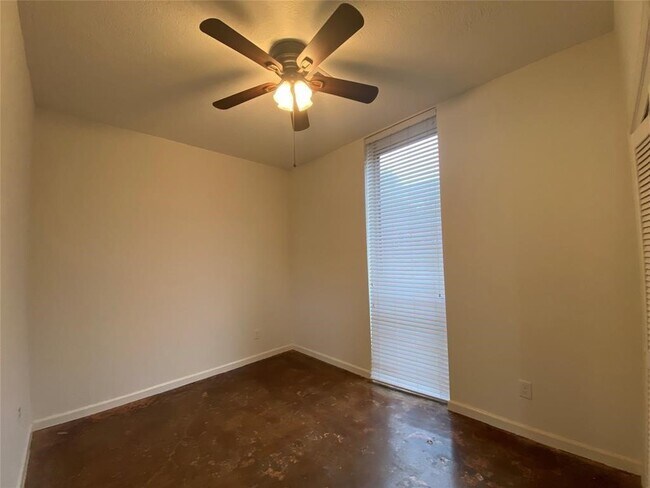 Building Photo - 1112 Lawrence St