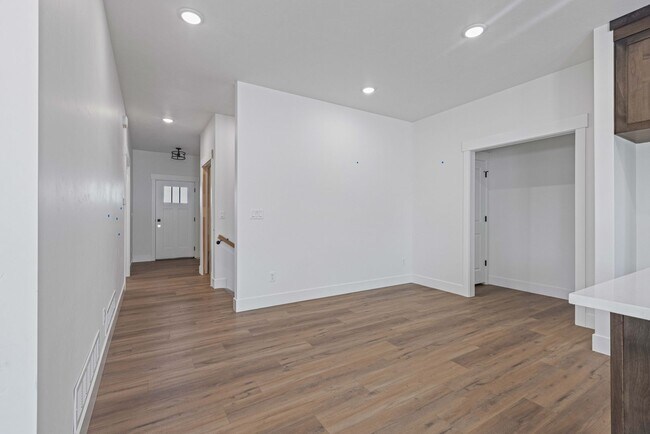 Building Photo - B532AG