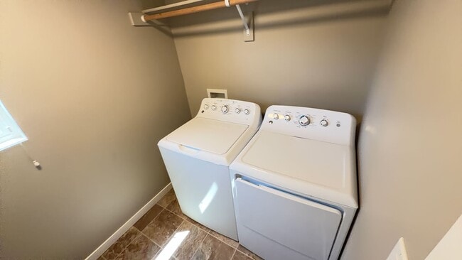 Building Photo - 2 Bedroom / 1 Bathroom in NE Bend