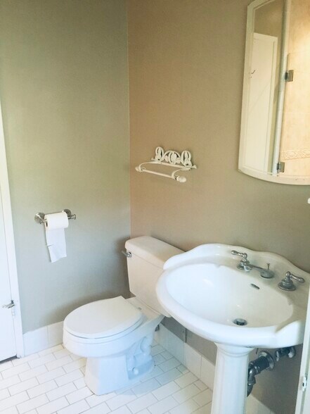 Building Photo - 7342 Ponce Ave